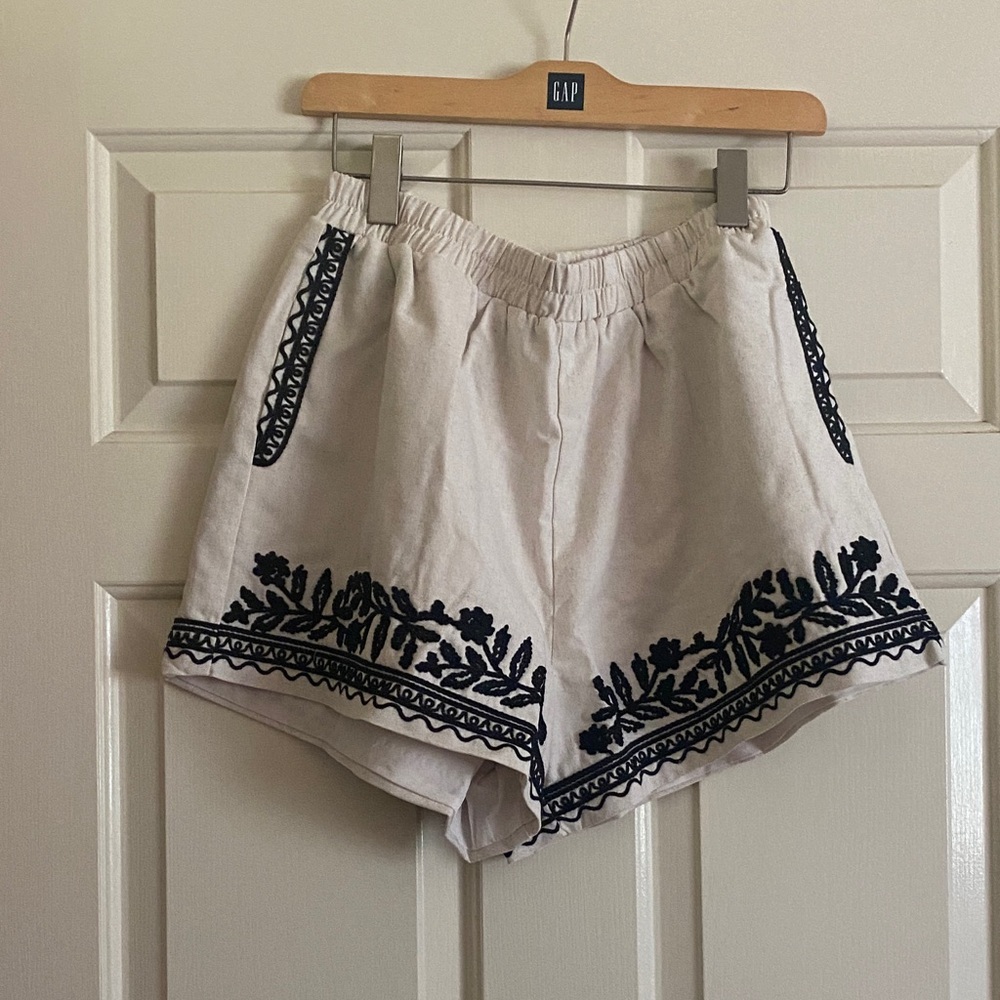 NWT MARBLE Women's High Waist Cream Shorts with Black Embroidery, Size L